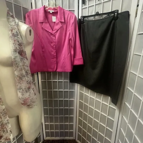 Dressbarn,Woman,Black skirt Long suit,Pink Jacket,Sz L,Buttons,Kerchief Floral.!