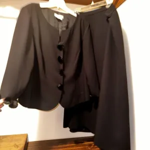 Maggy London Women's 2Pc Black Suit Fur Accents Formal Occasion Size 18WP EUC