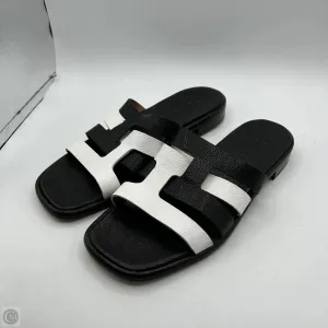 Sandals Flats By Cma In Black & White, Size: 10