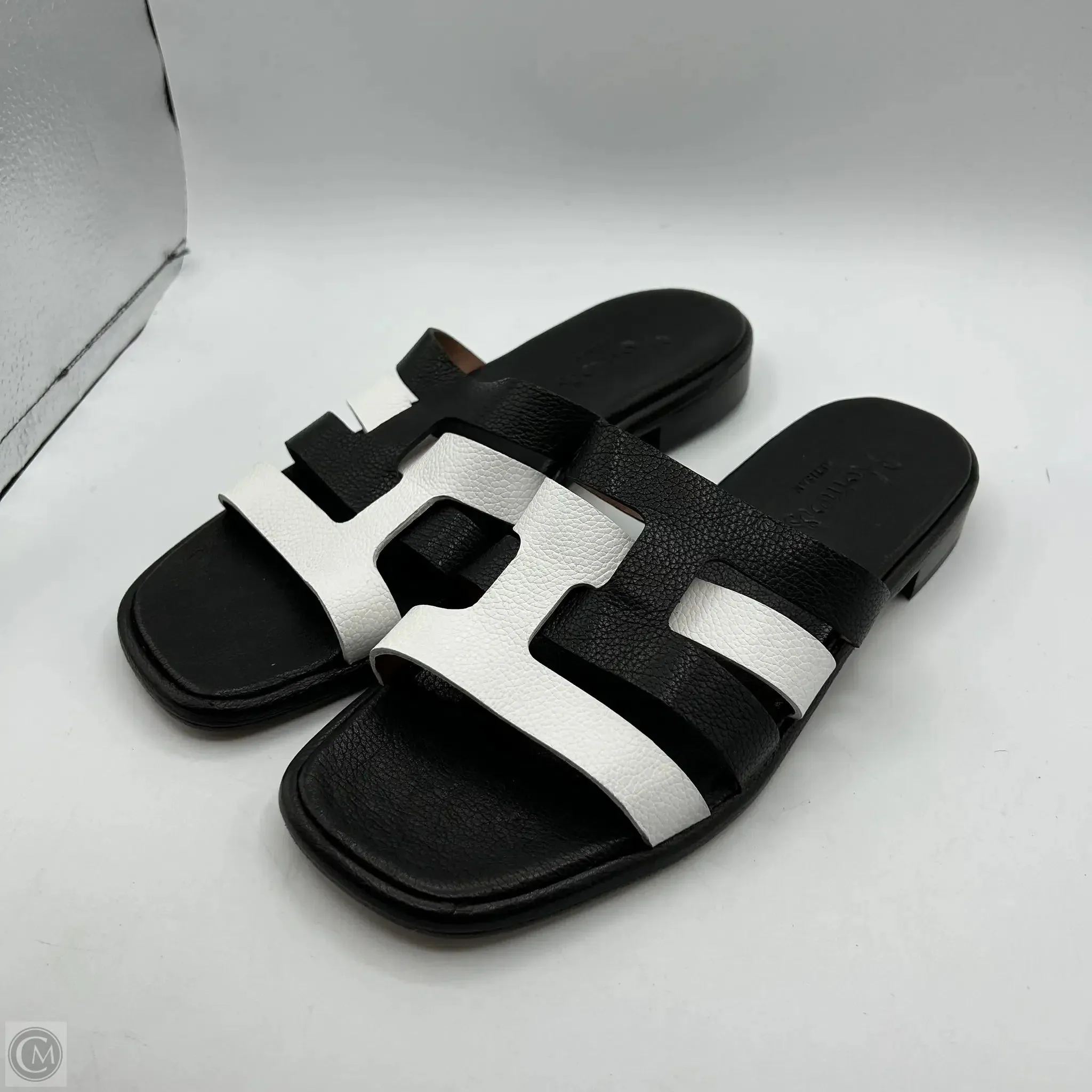 Sandals Flats By Cma In Black & White, Size: 10