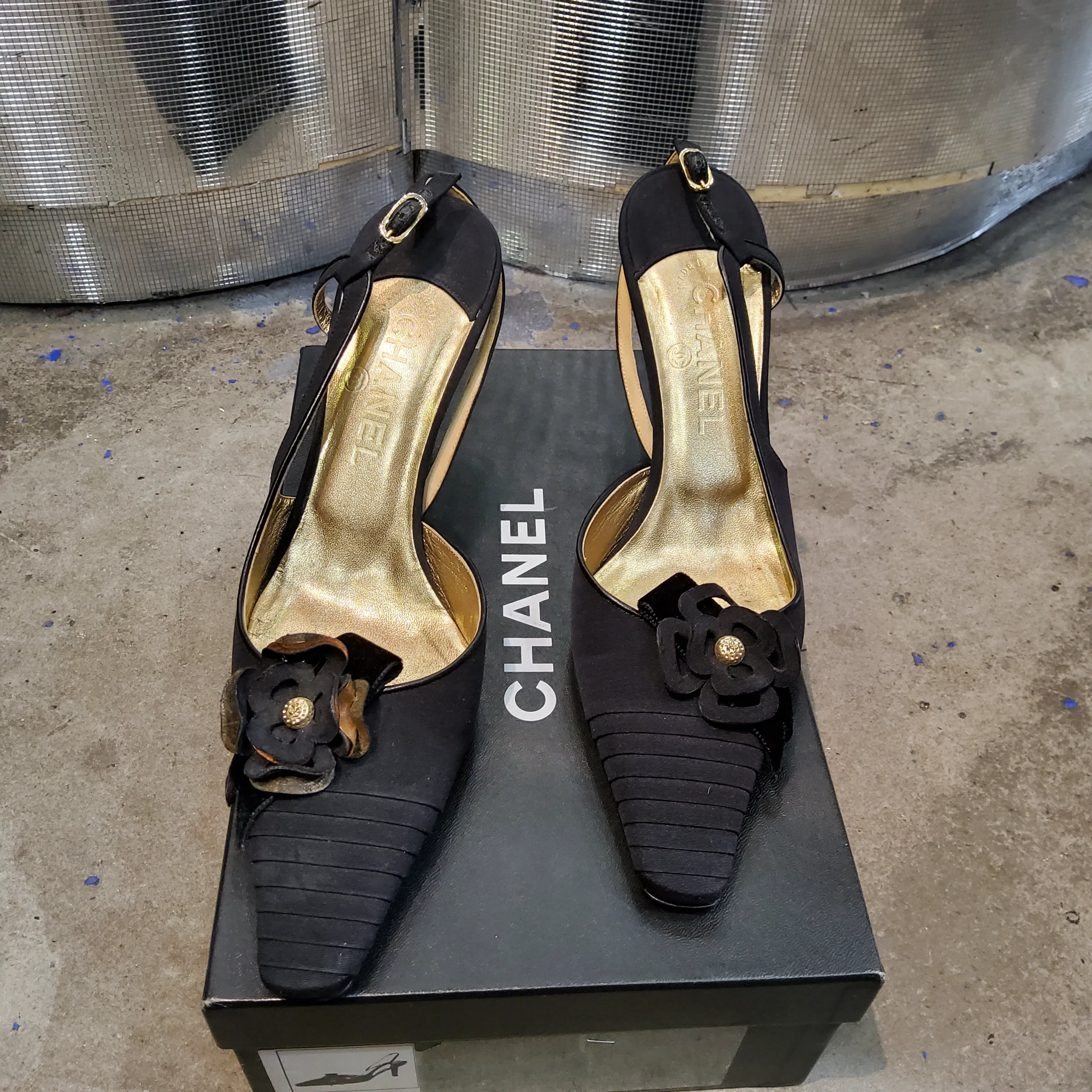 Slingback pumps